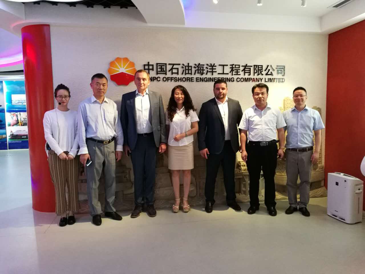 7月25日，我公司董事长周立军会见了来访的乌克兰石油工程服务公司Wellnadraservice公司董事总经理谢戈斯卡-尤里和乌克兰最大资本集团CKM所属STB公司总裁加波罗-谢尔盖一行
